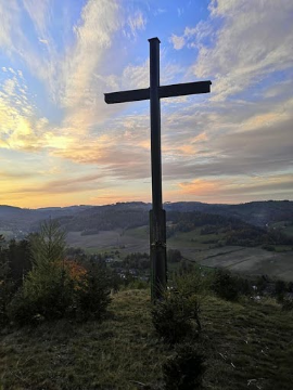 KŘÍŽ NAD HYNČICEMI