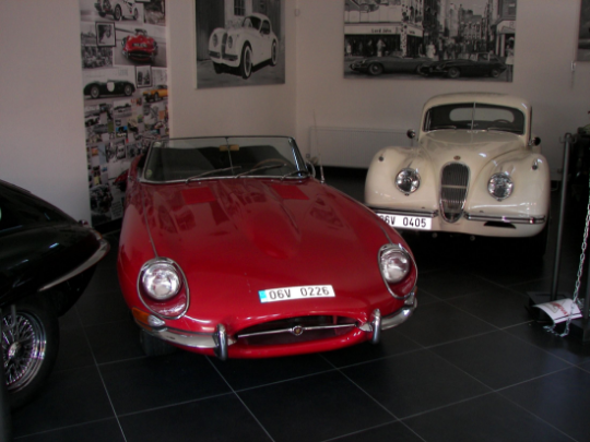 Expozice sportovních vozů Jaguar